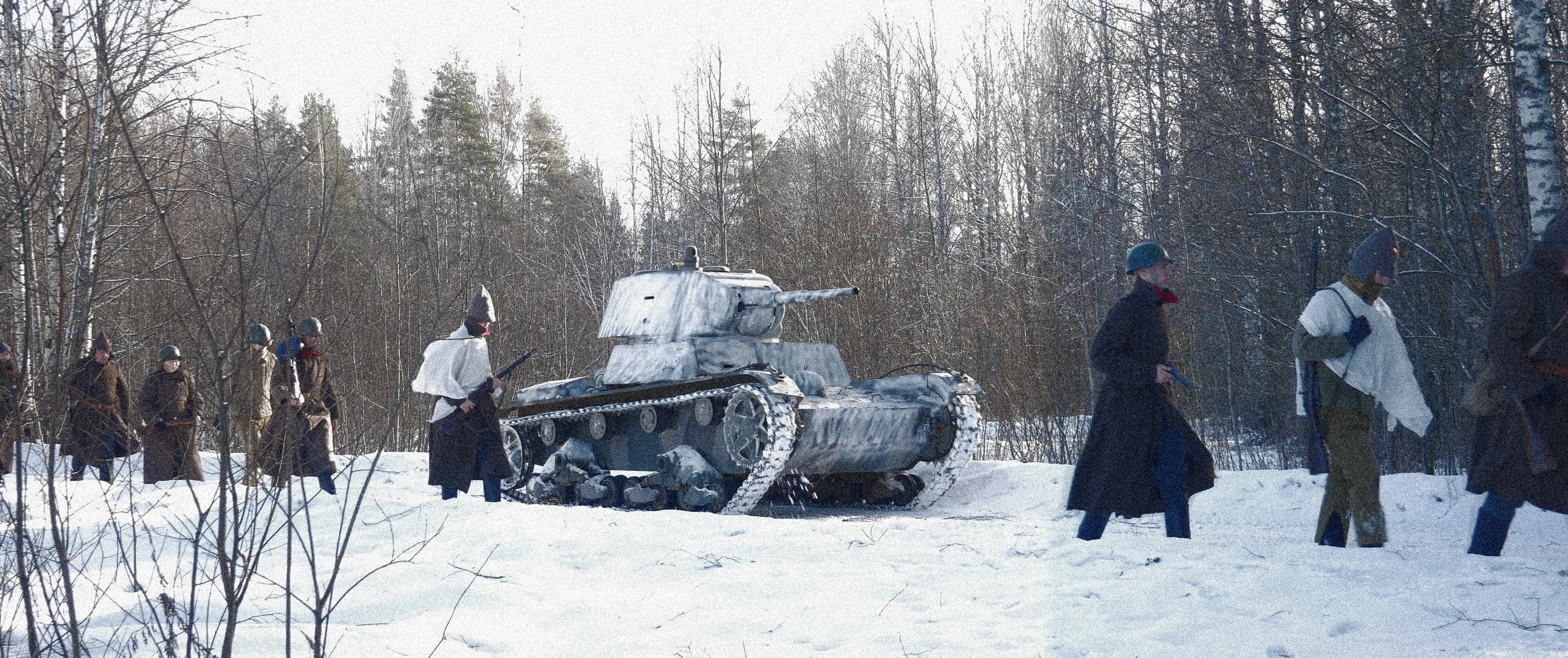 Neuvostosotilaat etenevät hyökkäysvaunun vierellä